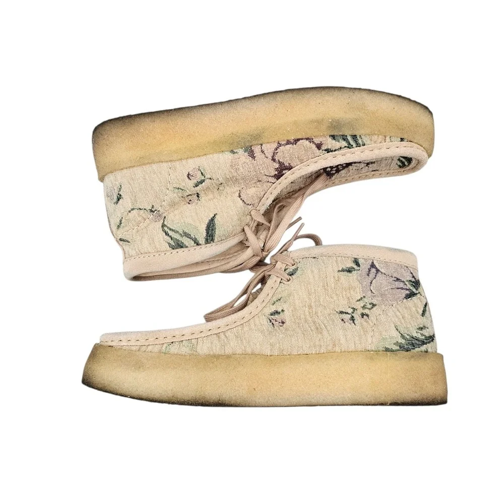 Clarks Men's Size 9.5 EUC Wallabee Cup Boot Tan Floral Tapestry Crepe Sole Boots